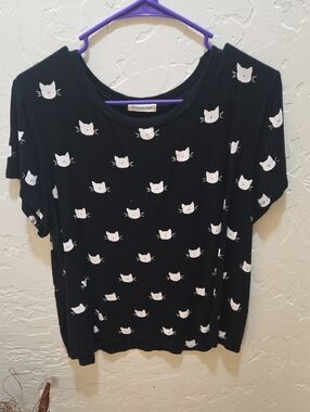 Occasion Black Short-Sleeve Tee with White Cat Print